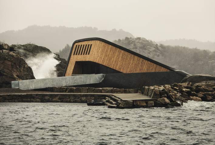 Самый большой в мире подводный ресторан открылся в Норвегии