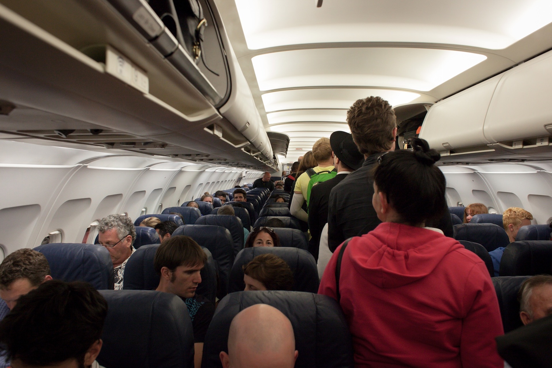 Шумные дети больше всего раздражают российских пассажиров на борту самолета