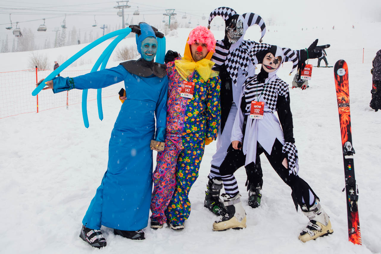 Более 700 человек в карнавальных костюмах спустились с горы в Шерегеше
