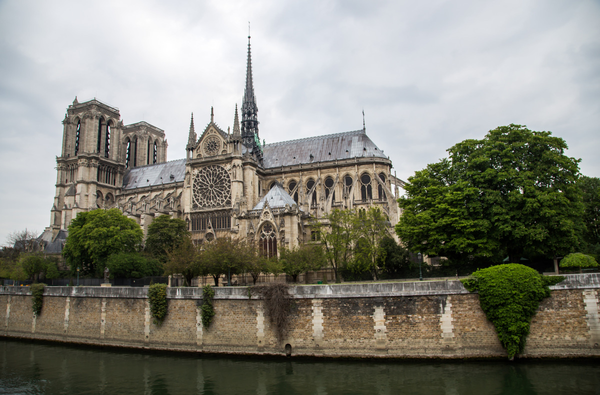 Макрон пообещал восстановить Notre-Dame