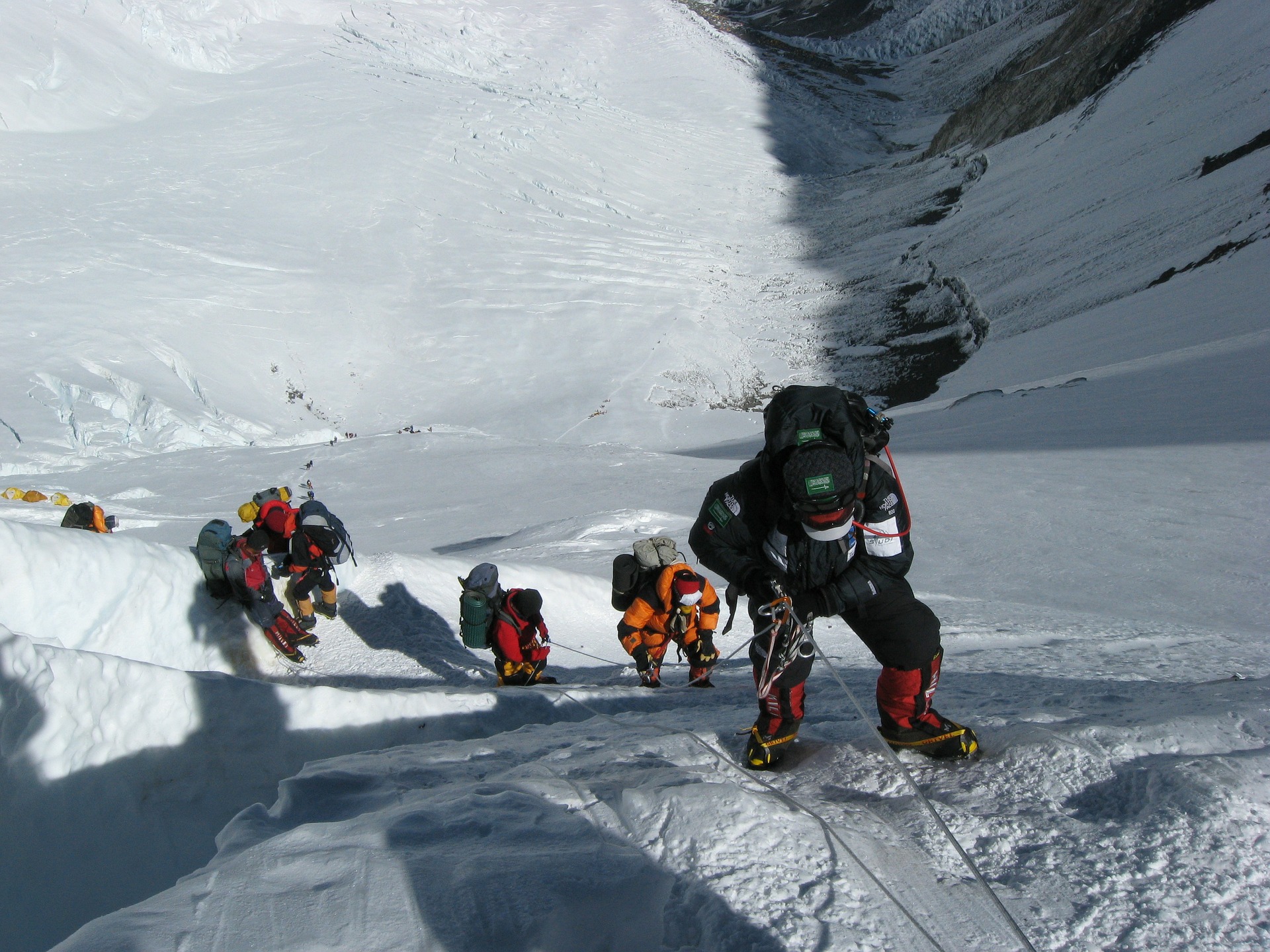 Десять альпинистов в мае погибли на Эвересте из-за давки