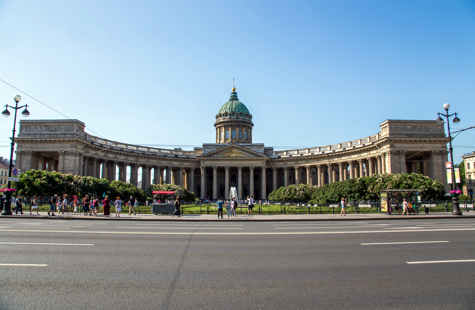 Власти Петербурга считают, что открывать туристический сезон в городе пока рано