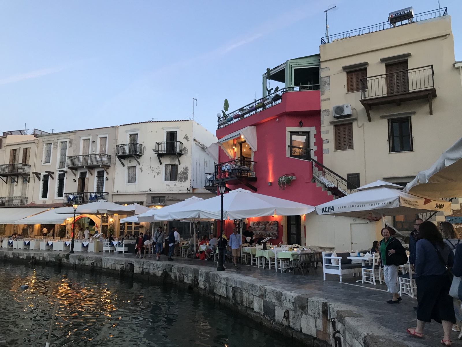Власти Греции запретили пускать в рестораны и бары туристов без прививки