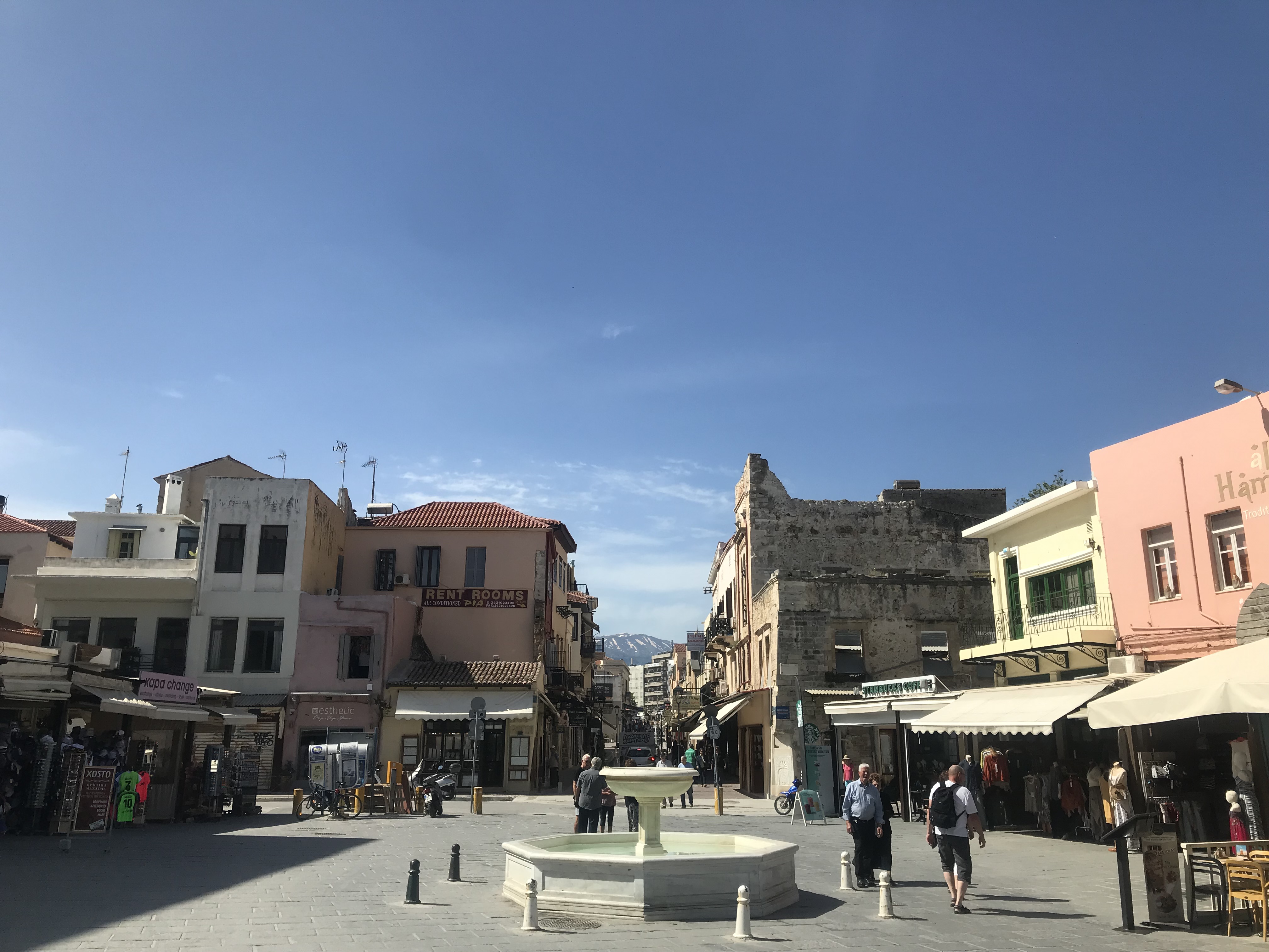 Зараженная коронавирусом туристка три дня путешествовала по Криту, нарушив карантин