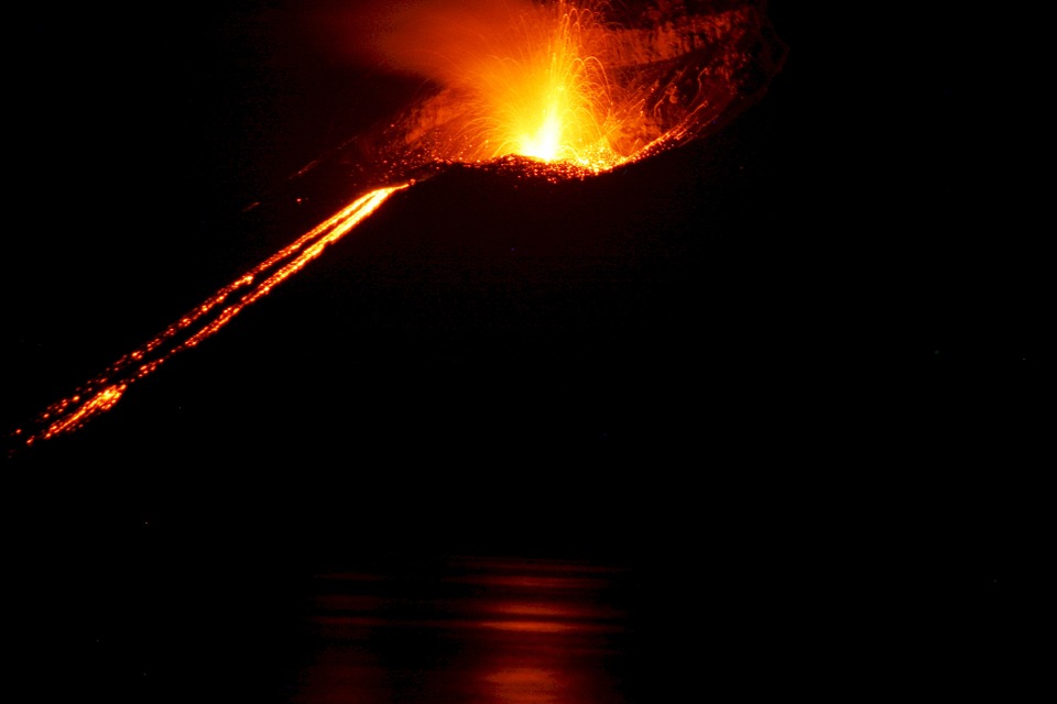 МИД предупредил российских туристов об активности вулкана Этна в Италии