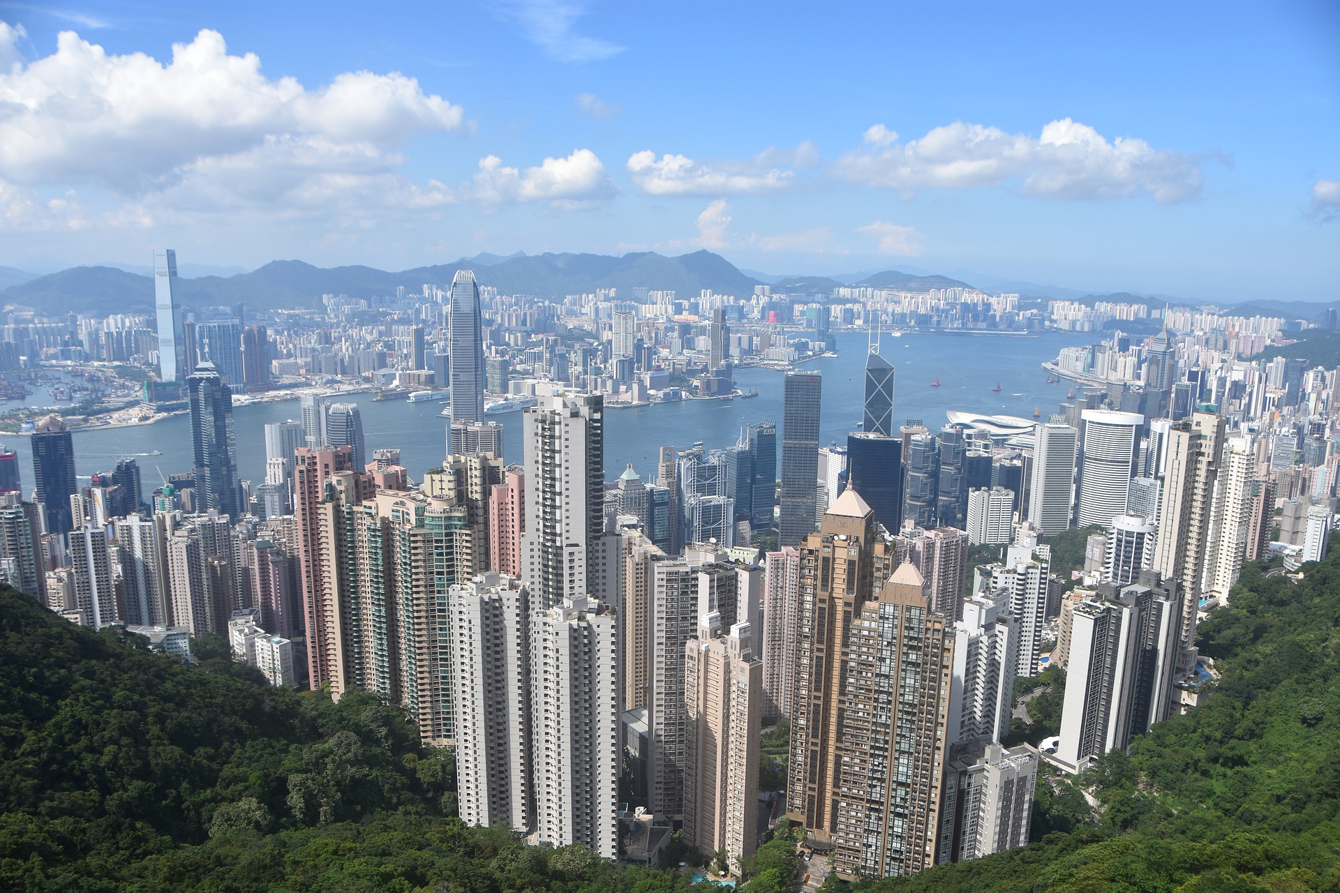Число бронирований туров в Гонконг снизилось почти вдвое из-за политических демонстраций