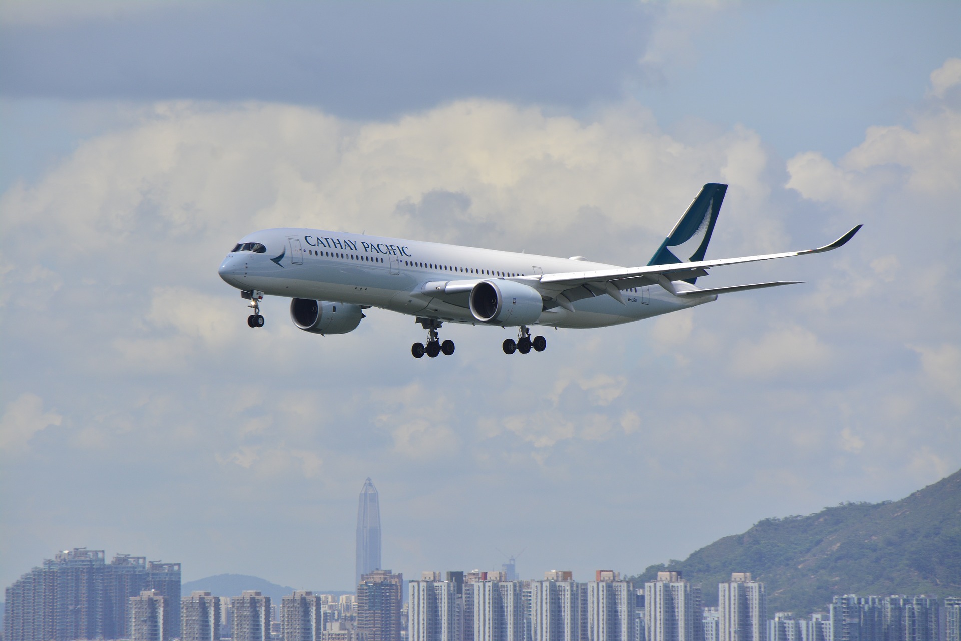 Аэропорт Гонконга приостановил работу на сутки из-за акций протеста