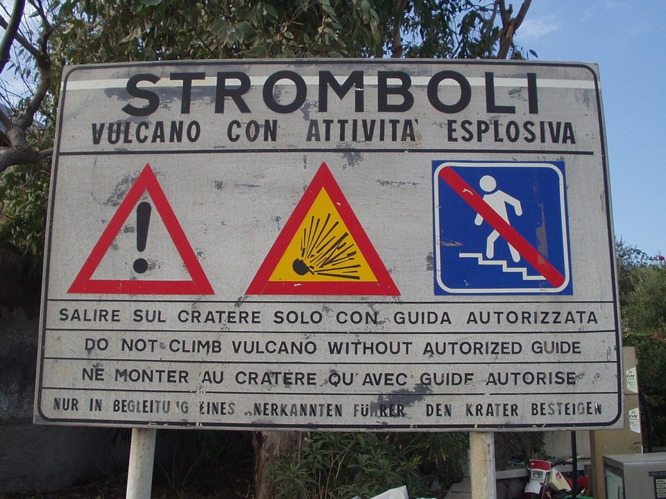 Ученые выяснили, почему внутри вулкана Стромболи происходят землетрясения