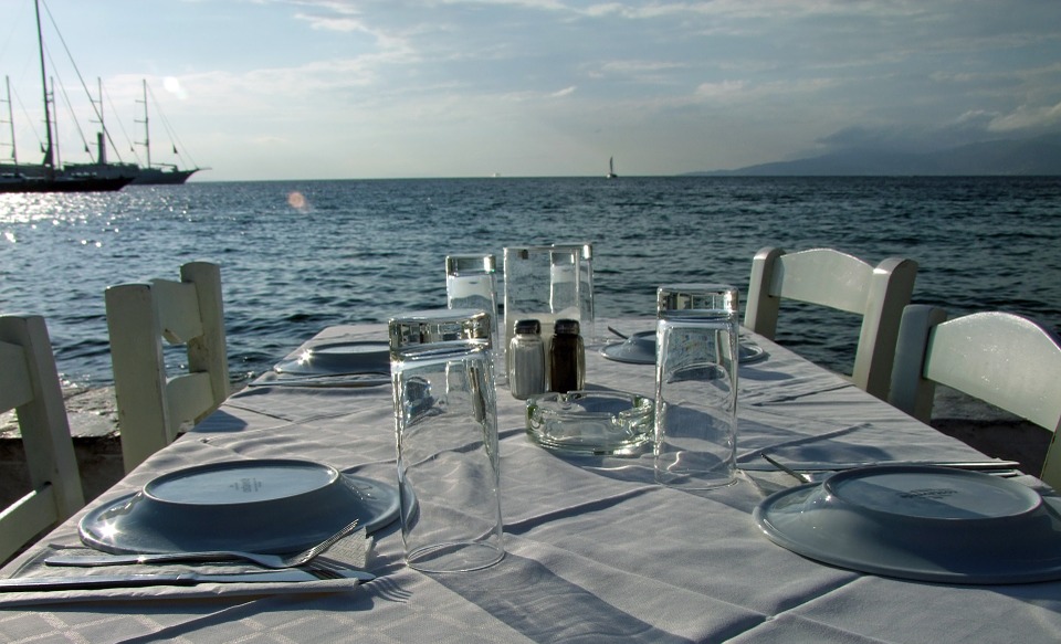 В Греции после полугодичного перерыва открылись кафе и рестораны