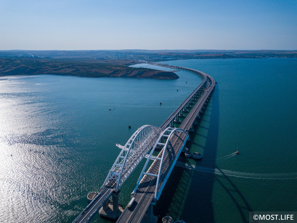 Более 2,2 млн автомобилистов воспользовались Крымским мостом летом