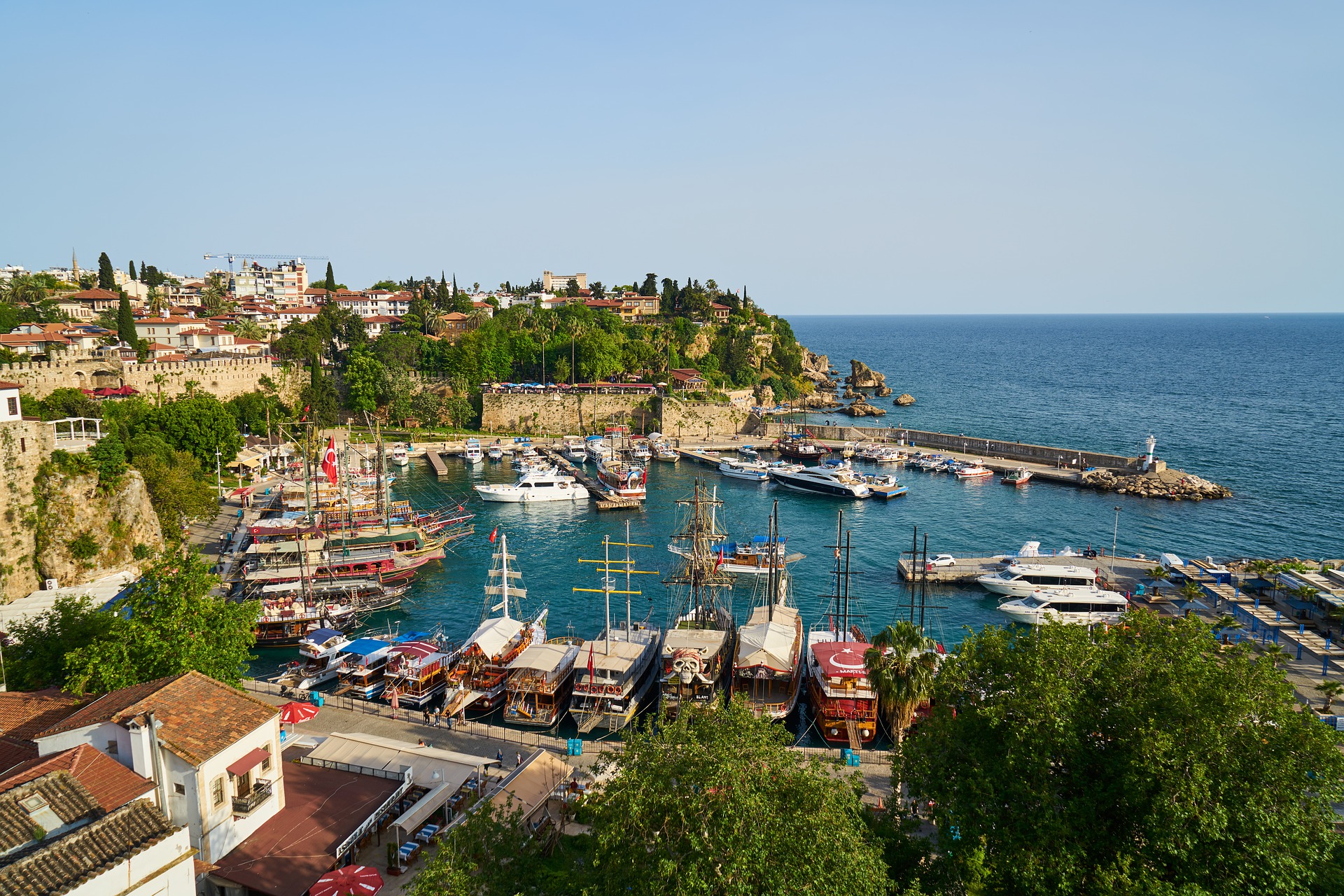 Около 400 тысяч российских туристов посетили турецкую Анталью с начала года