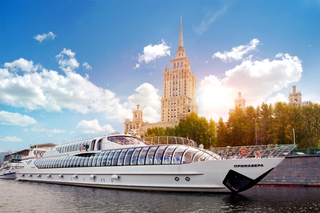 Более 6 млн туристов потратили за лето в Москве более 250 млрд рублей