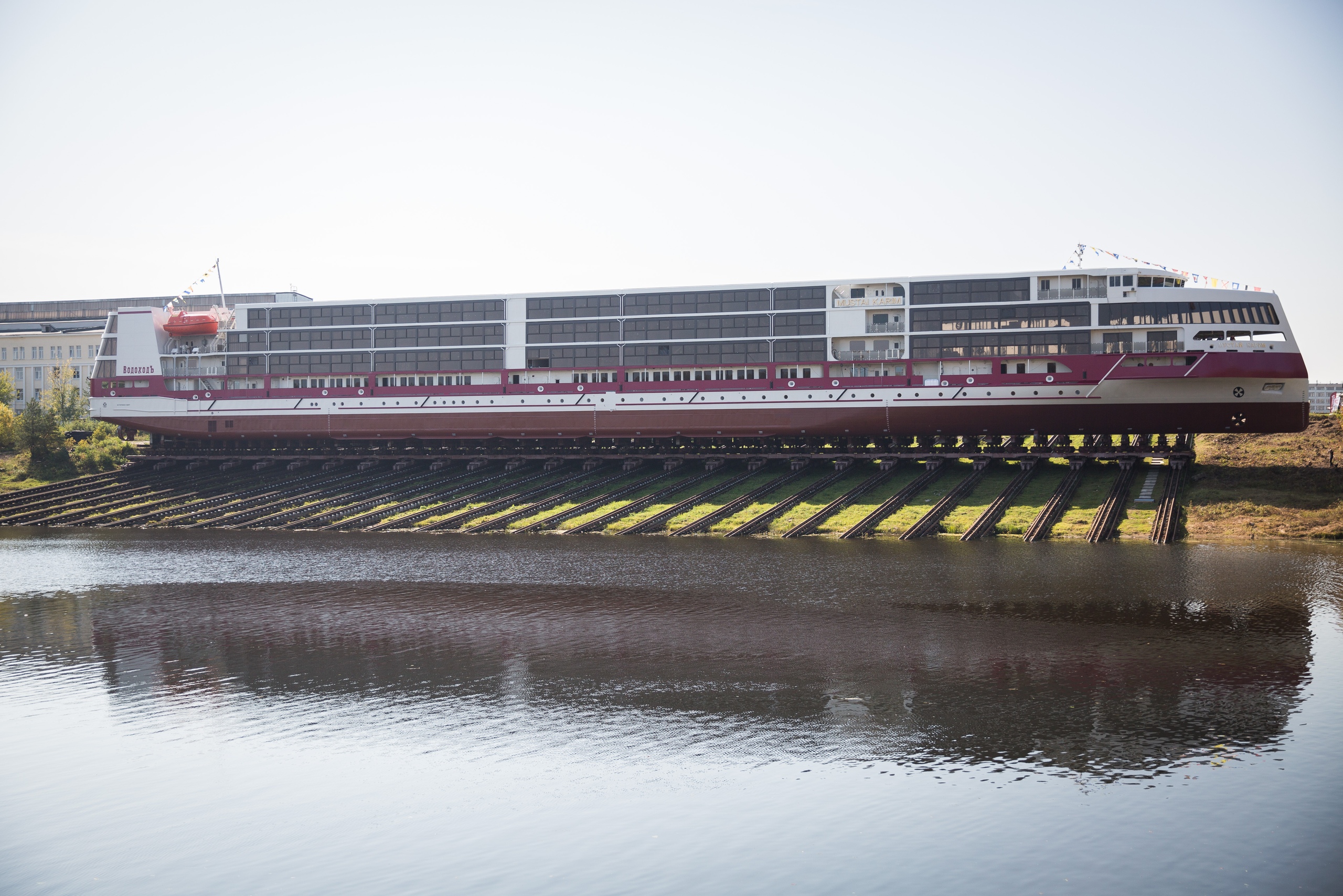В Нижнем Новгороде спущен на воду круизный лайнер проекта PV300