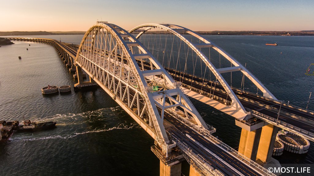 Российские журналисты участвовали в тестовом движении поезда по Крымскому мосту
