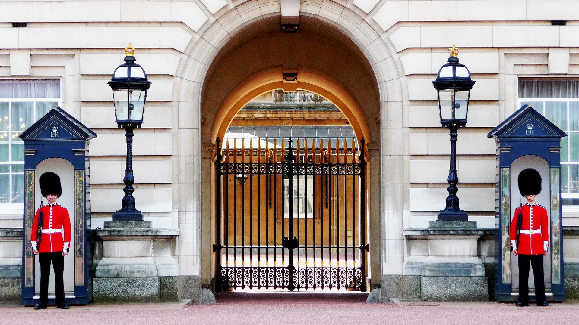 Посольство РФ просит не посещать Британию до снятия в стране карантинных ограничений