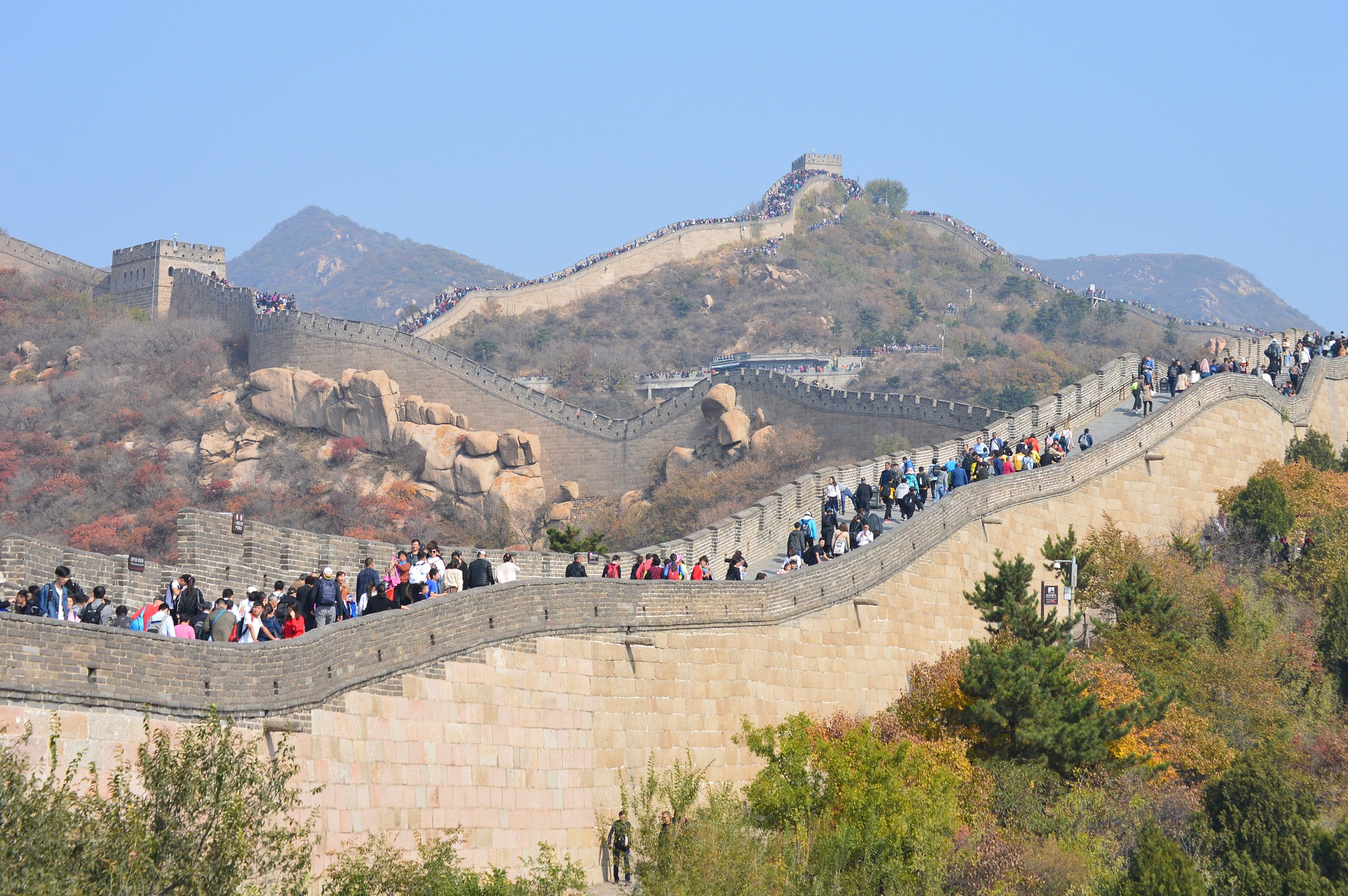 Посетители заполонили вновь открытые туристические достопримечательности в Китае