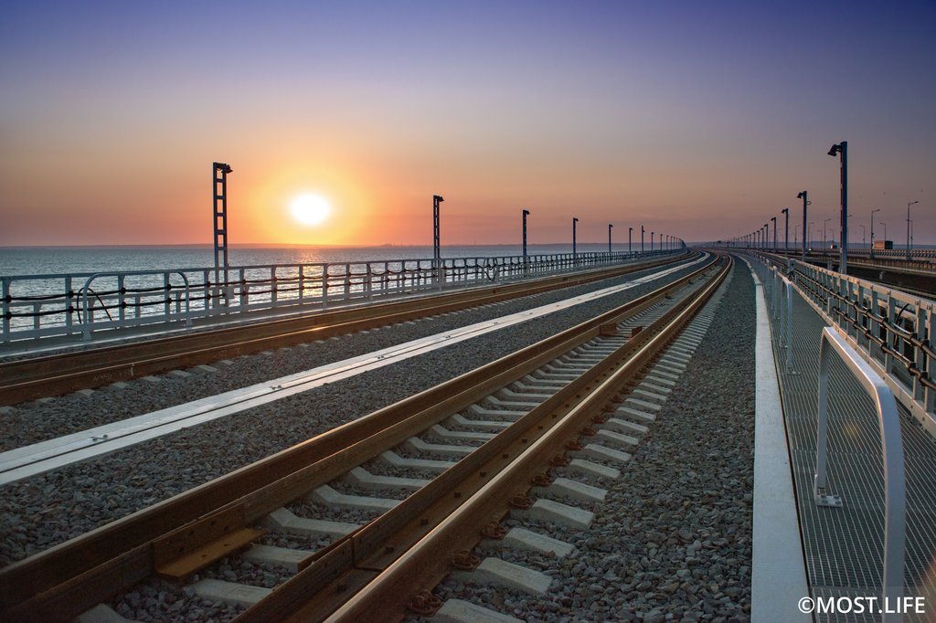 Возобновлено движение пригородных поездов по Крымскому мосту
