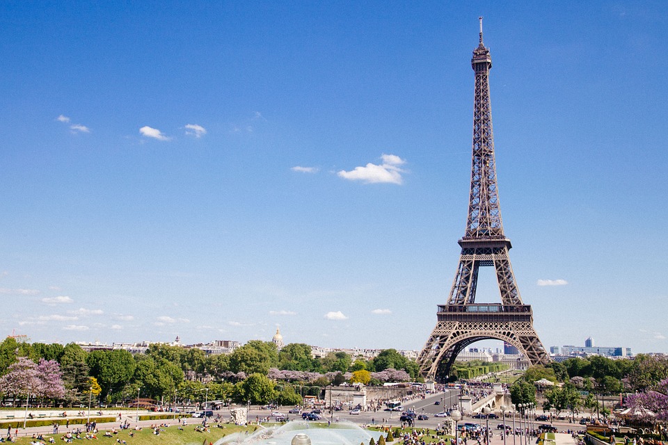 В Париже спустя три месяца возобновляет работу Эйфелева башня