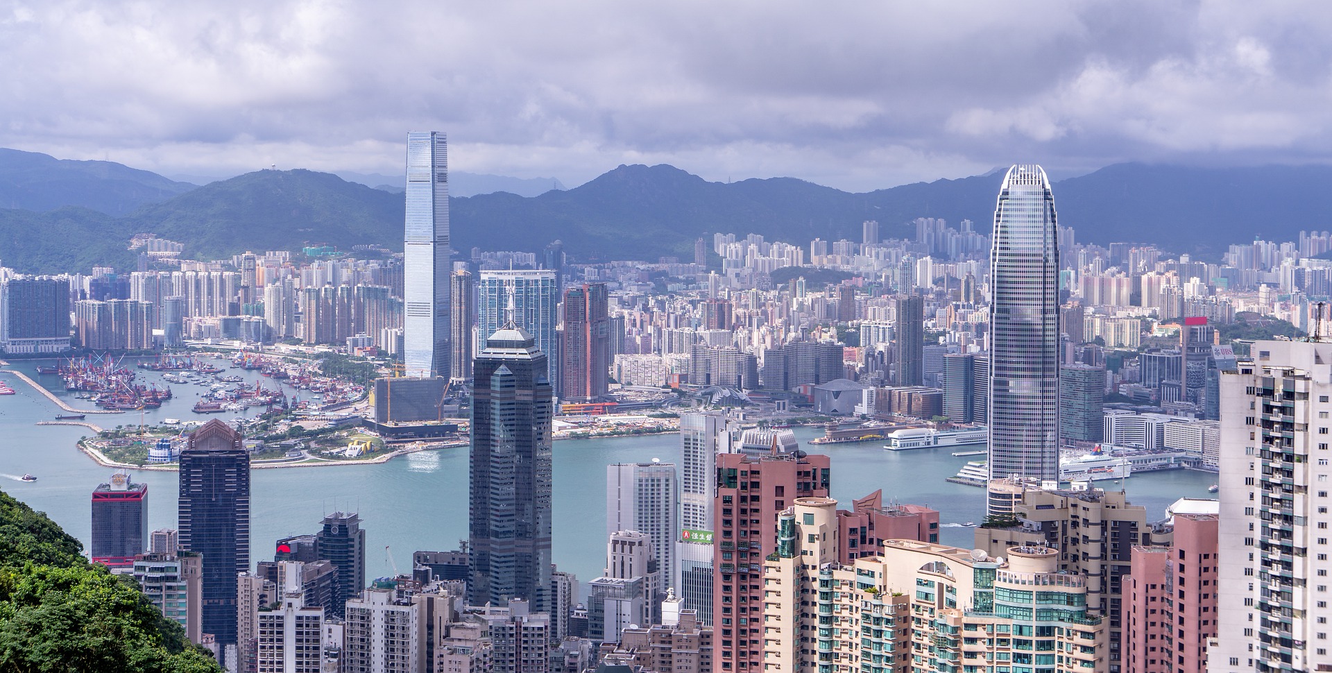 Тестирование на COVID-19 отменяют для туристов при въезде в Гонконг