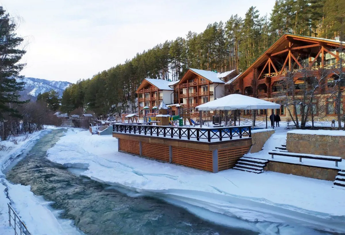 Марьин остров чемал. Горный алтай отдых на новый год. Курорт манжерок горный алтай. Манжерок горный алтай. Турбаза марьин остров чемал.