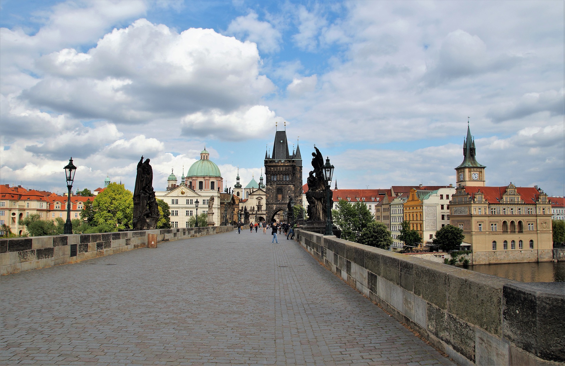 Чехия сняла антиковидные ограничения для иностранных туристов