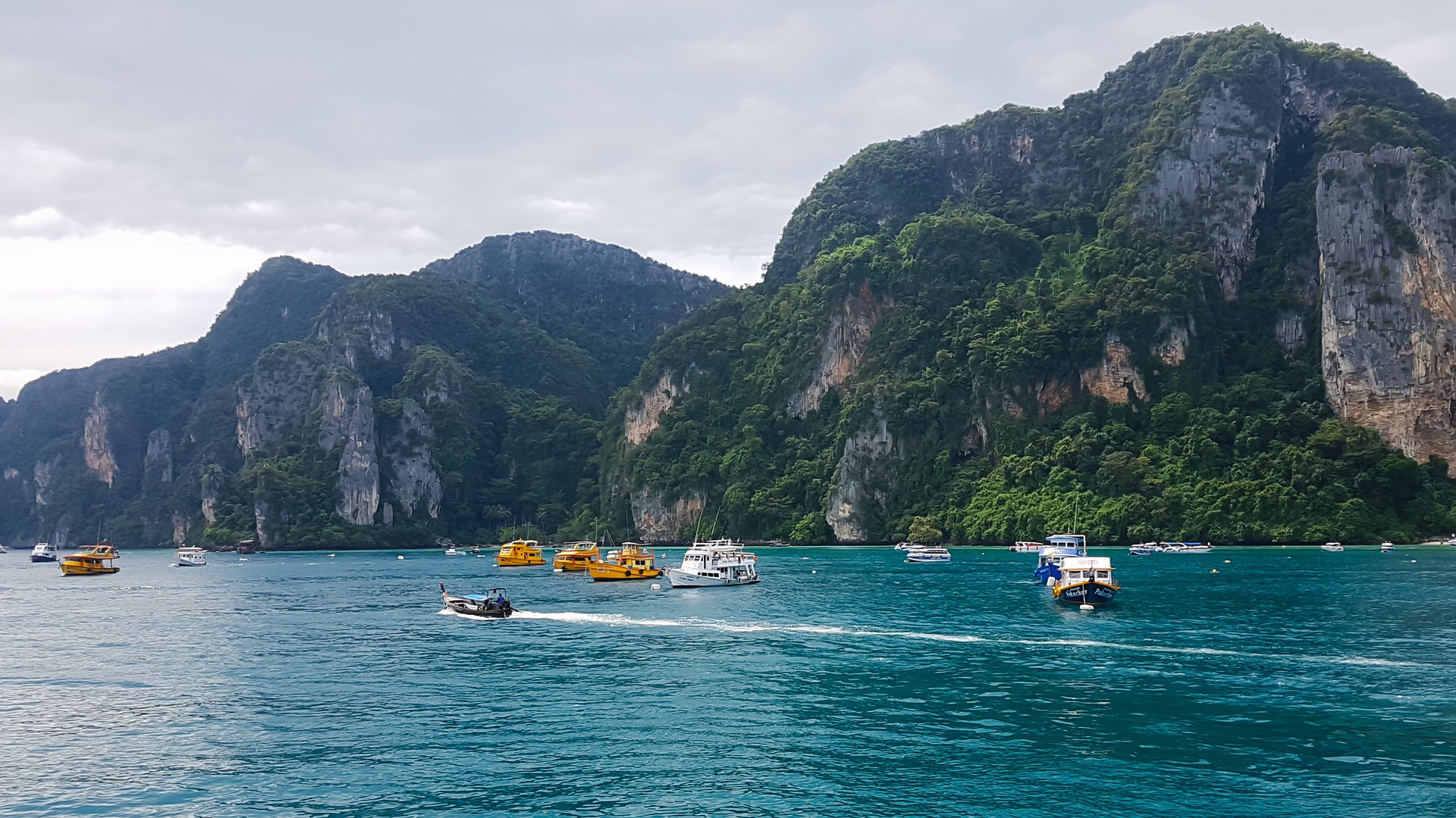 Ассоциация отелей Таиланда попросила власти вернуть в страну иностранных туристов