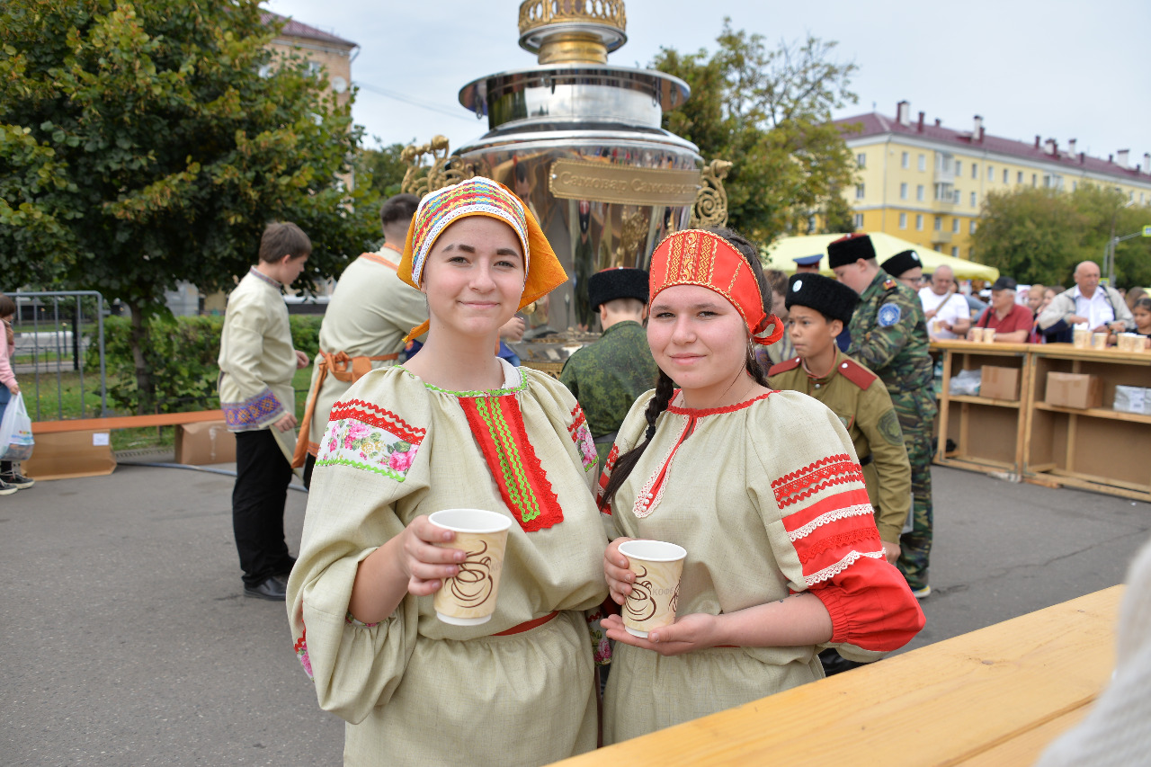 Жители Электростали отметили День города чаепитием из гигантского самовара