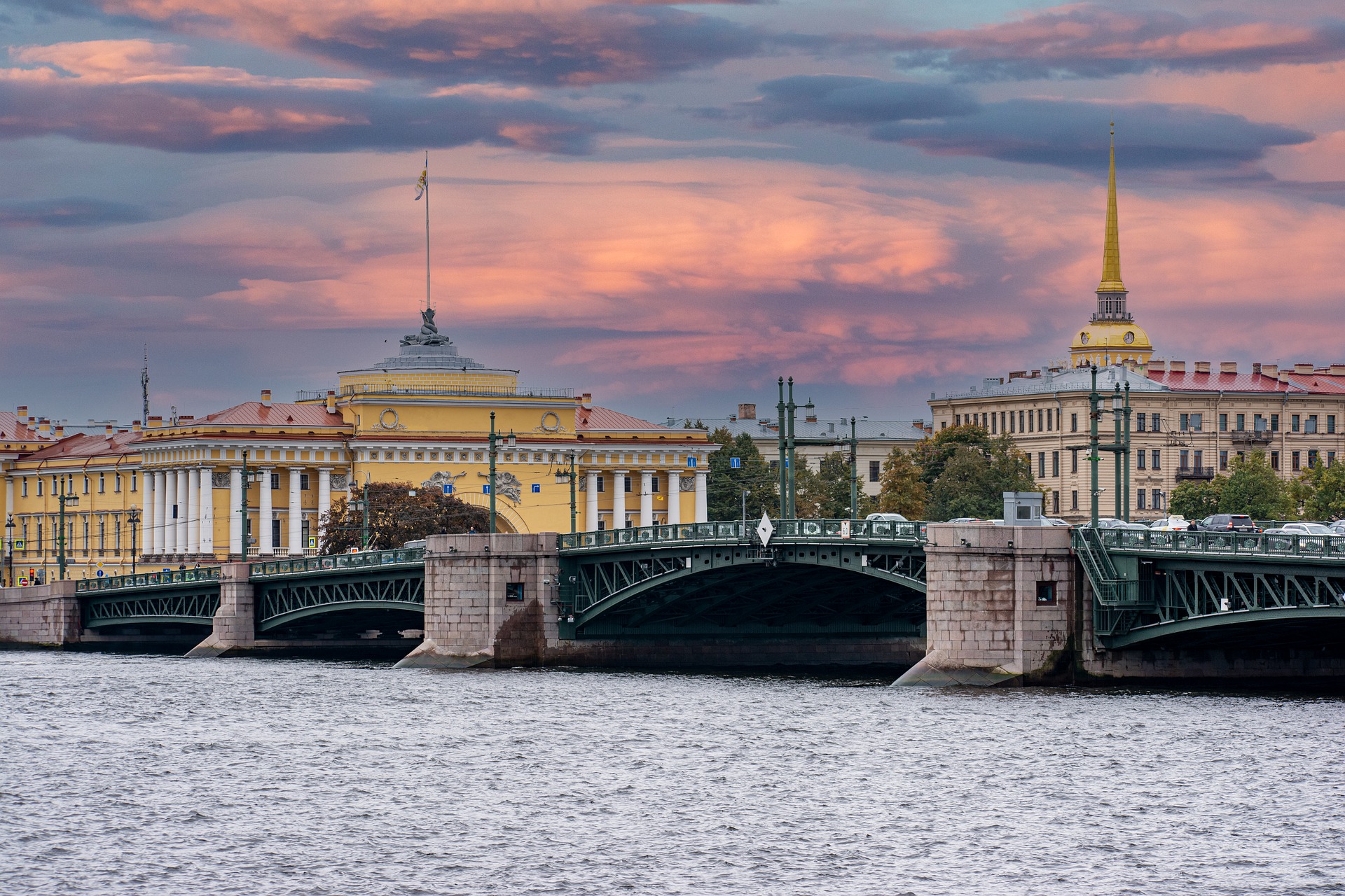 Туристы из Москвы и Подмосковья посещают Петербург минимум дважды в год