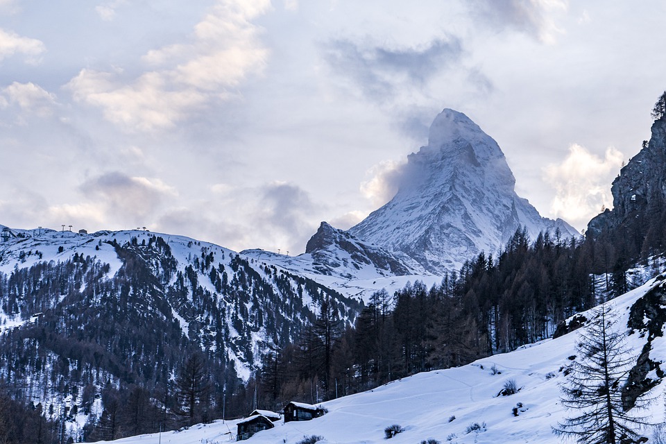 Горнолыжные курорты Франции и Швейцарии работают с ограничениями из-за нехватки снега