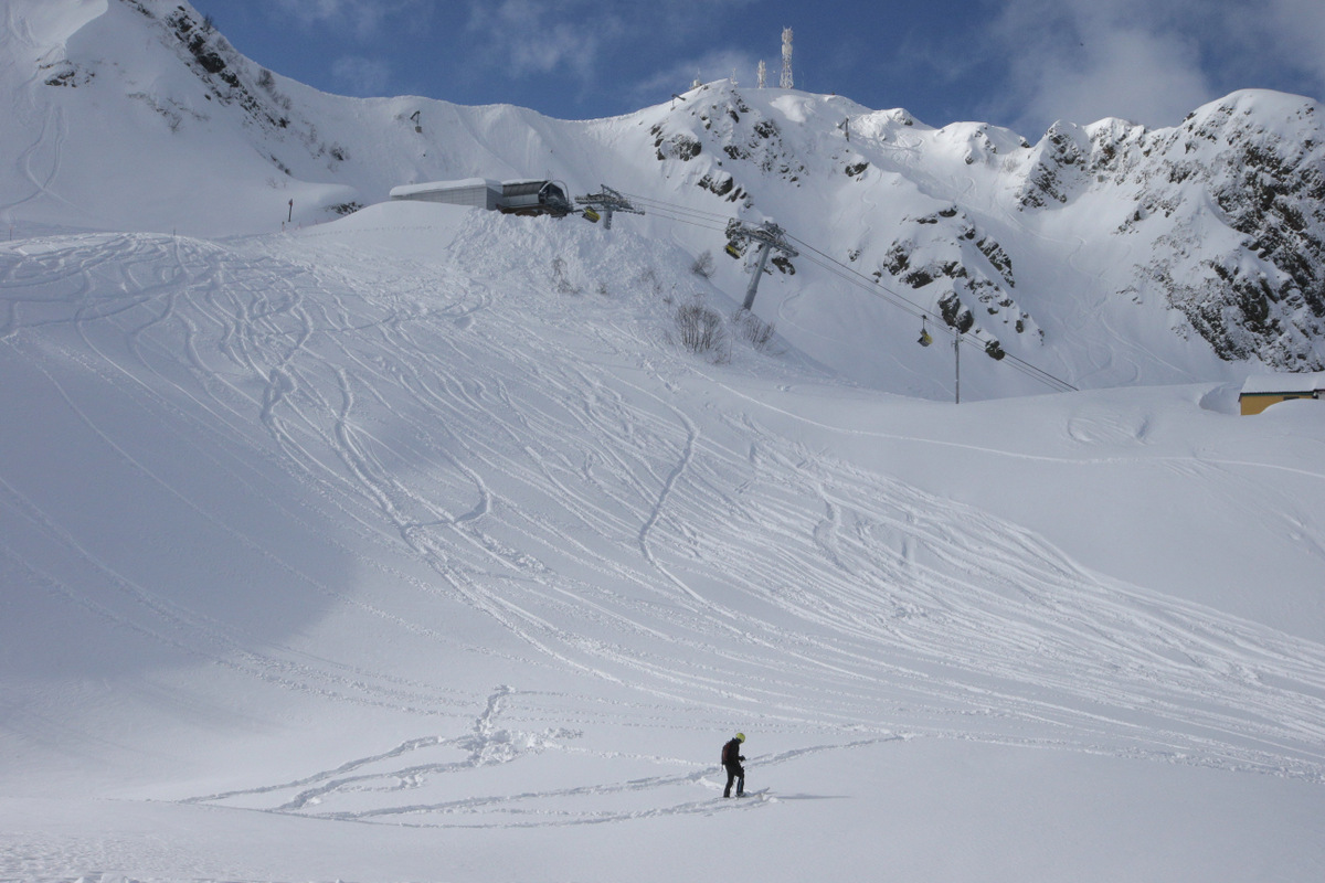 Лыжников и сноубордистов на курорте "Роза Хутор" научат спасать людей из-под лавин
