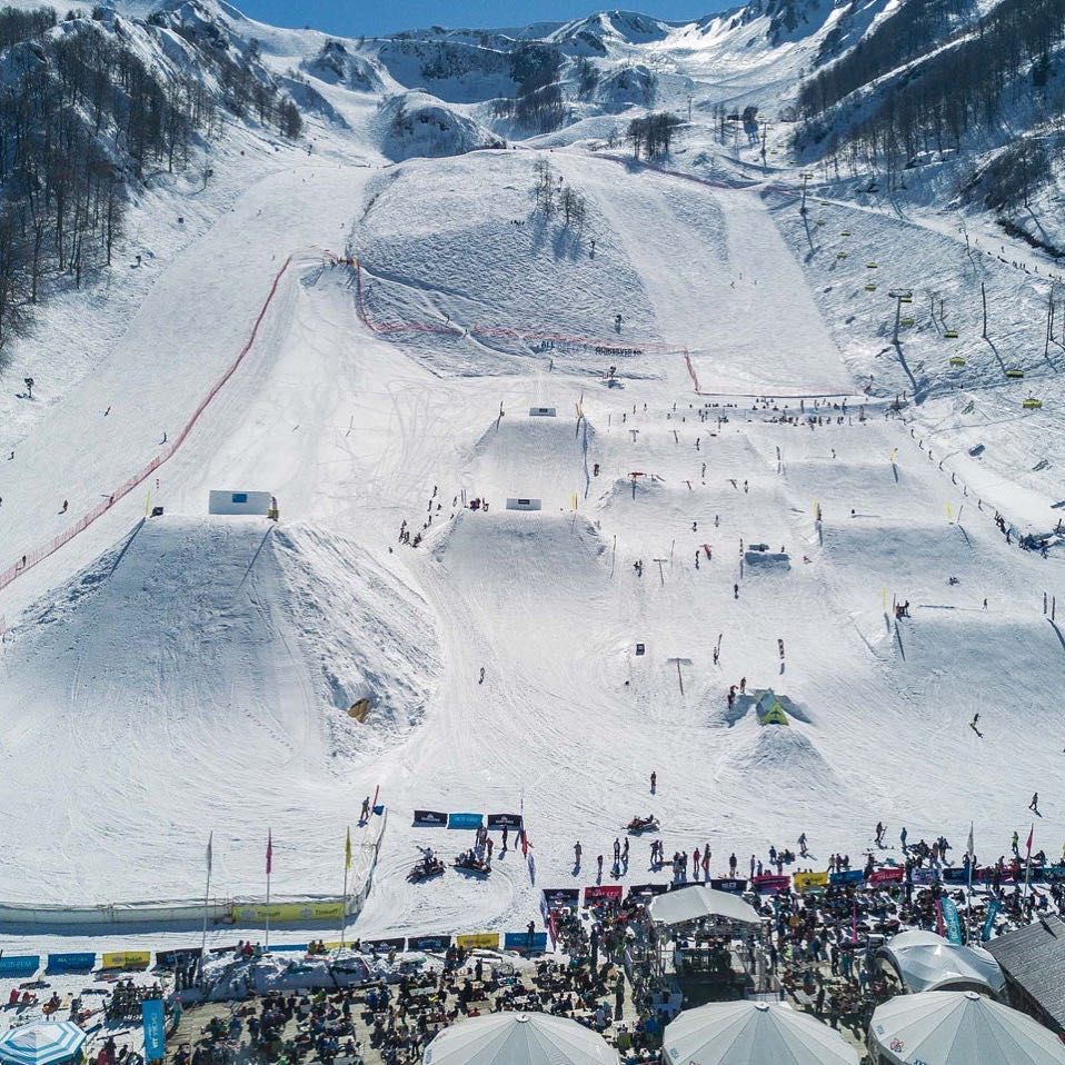 Более 120 профессиональных райдеров приняли участие на фестивале горнолыжного спорта в Сочи