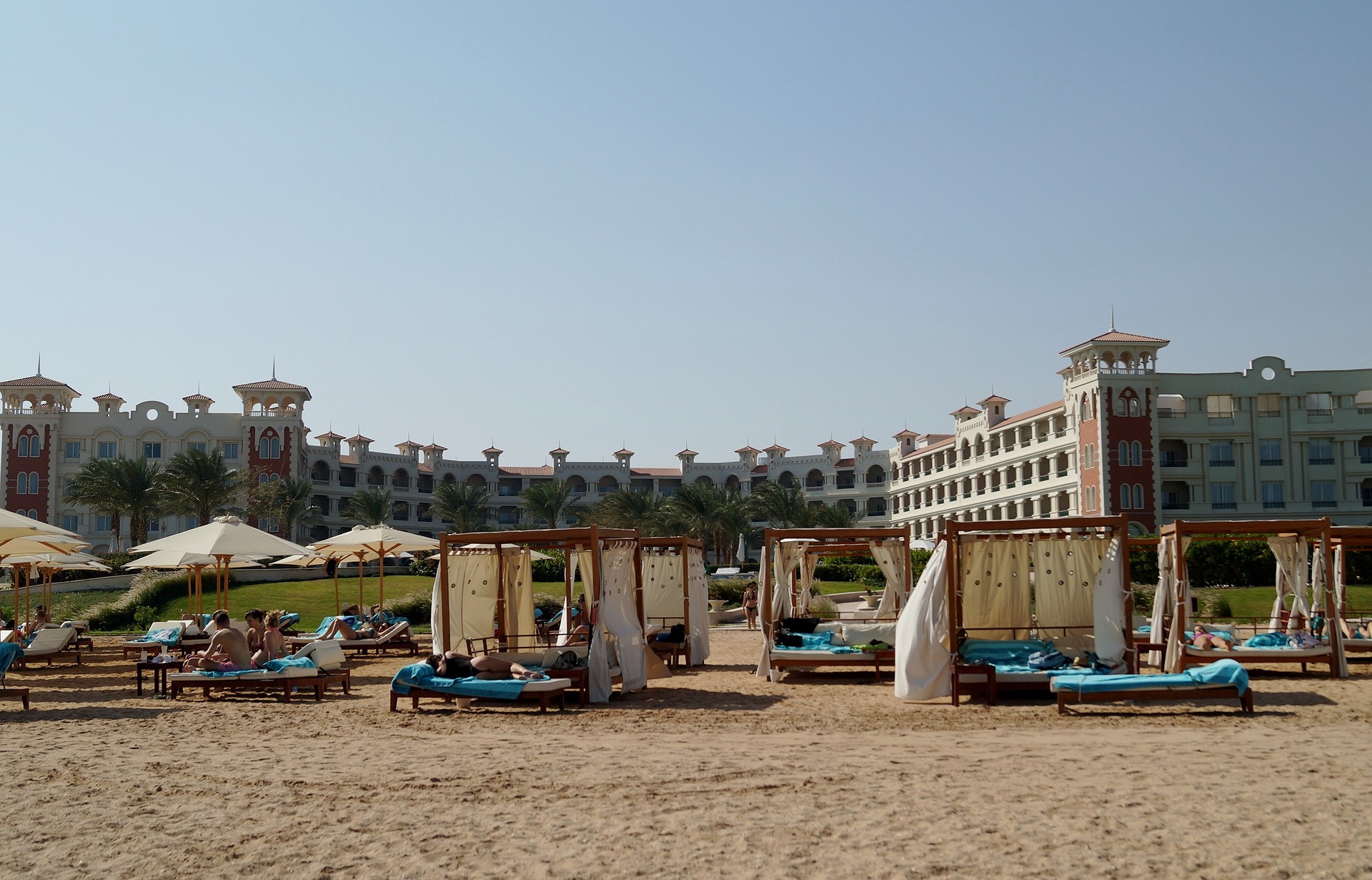 Возобновление авиасообщения между РФ и курортами Египта ожидается в начале июля