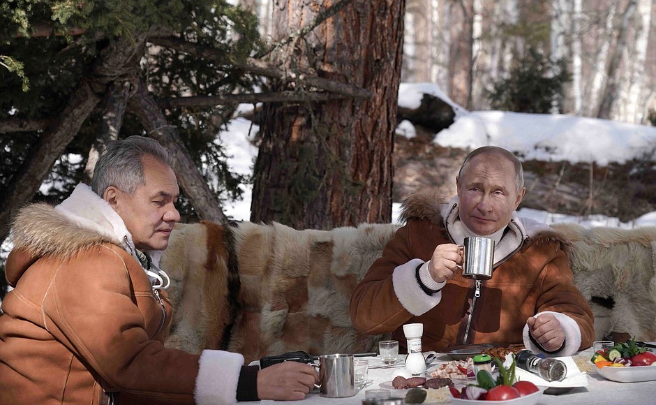Путин покатал Шойгу по тайге на вездеходе