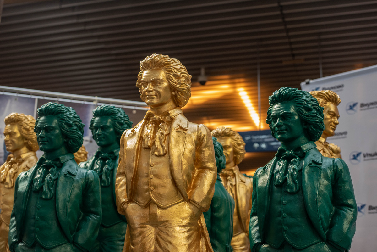 Выставка скульптур Бетховена открылась в аэропорту "Внуково"