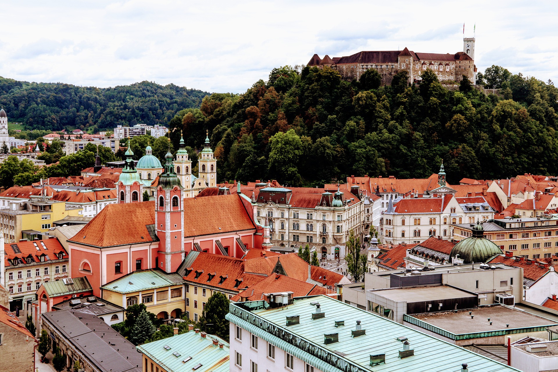 Словения отменила карантин для туристов, привитых "Спутником V"
