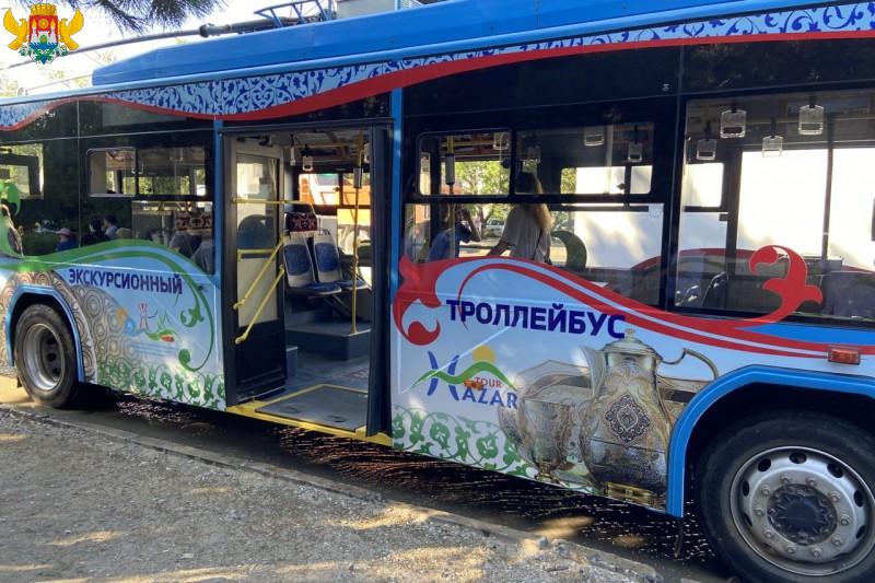 Экскурсионный троллейбус начал возить туристов в Махачкале