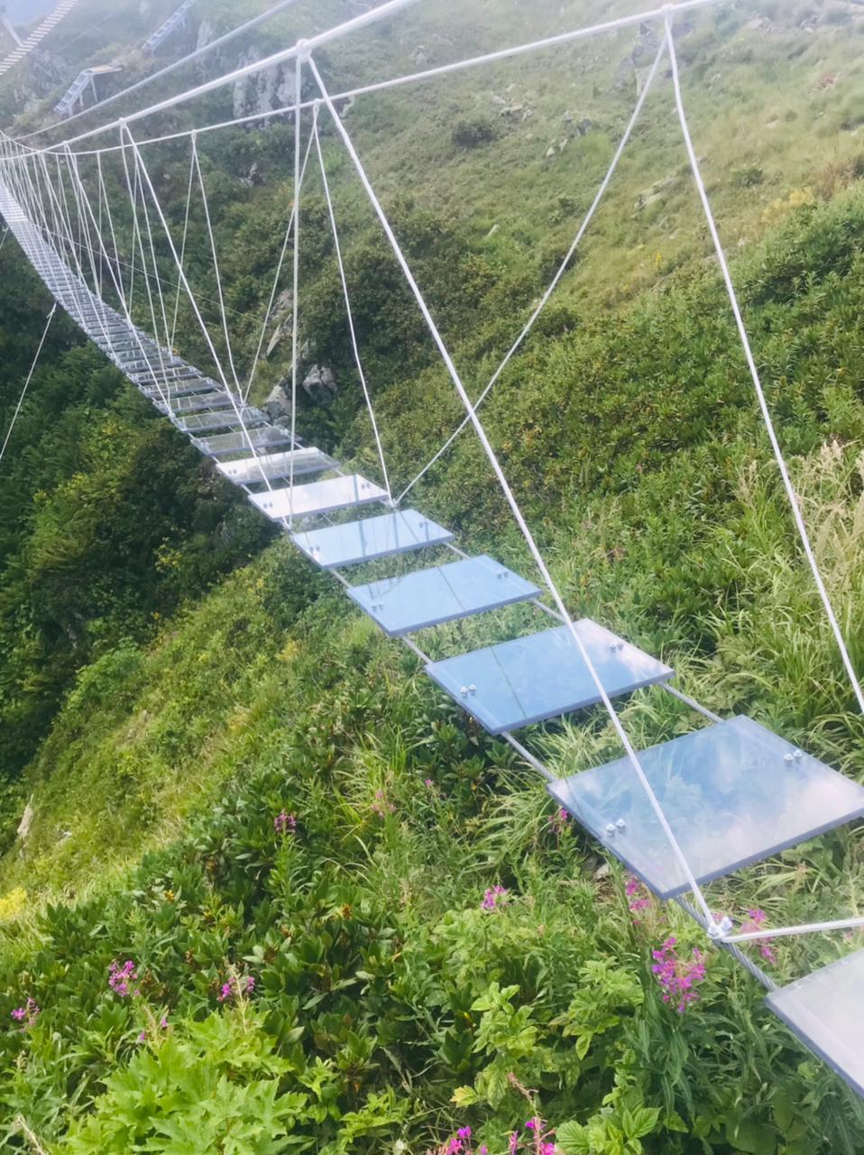 Первый в России прозрачный подвесной мост появился в горах в Сочи