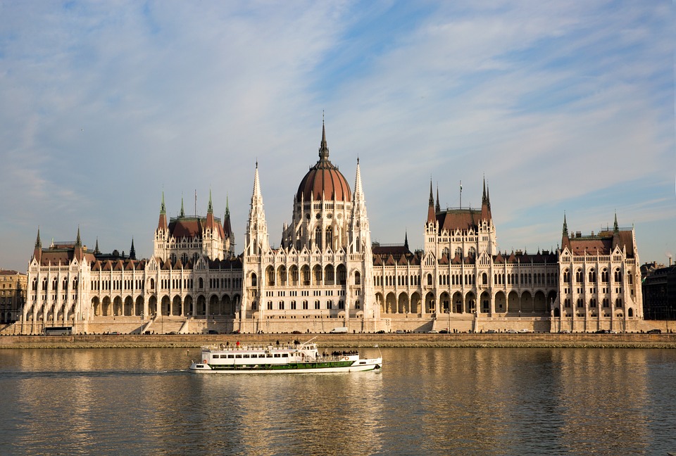 Венгрия отменила десятидневный карантин для непривитых россиян