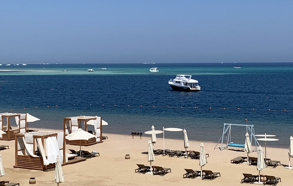 Пляжи Хургады в Египте открылись после нападения акулы на россиянина