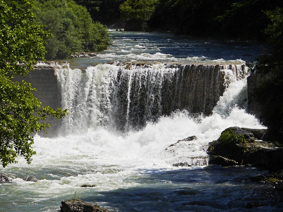 Турист погиб в Приморье, попытавшись помыть арбуз в водопаде