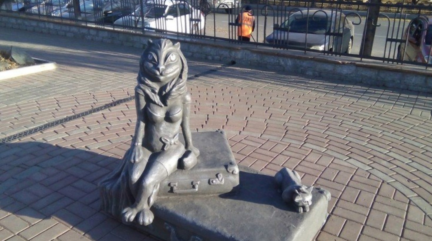 Скульптуру кошки с женской грудью убрали от вокзала в Кургане из-за недовольства жителей