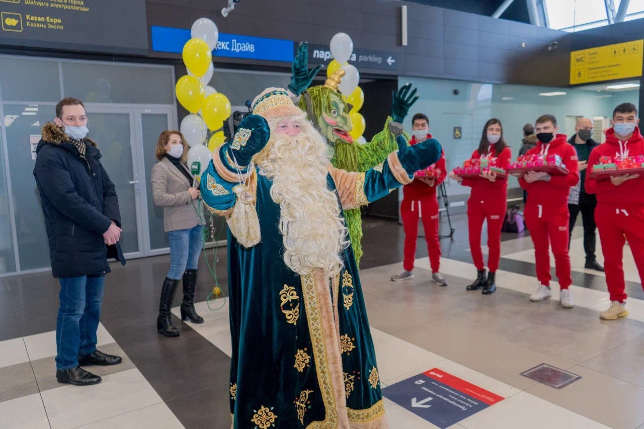 Кыш Бабай и Шурале встретили туристов, прилетевших на новогоднем чартере в Казань