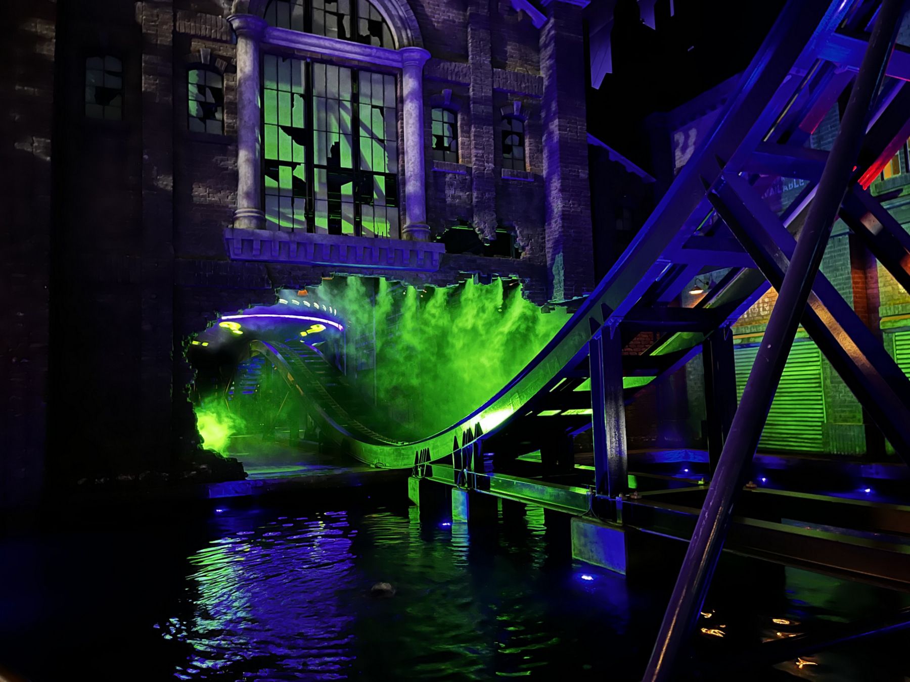 Лувр, акулы, бэтмен и восточная роскошь в Абу-Даби