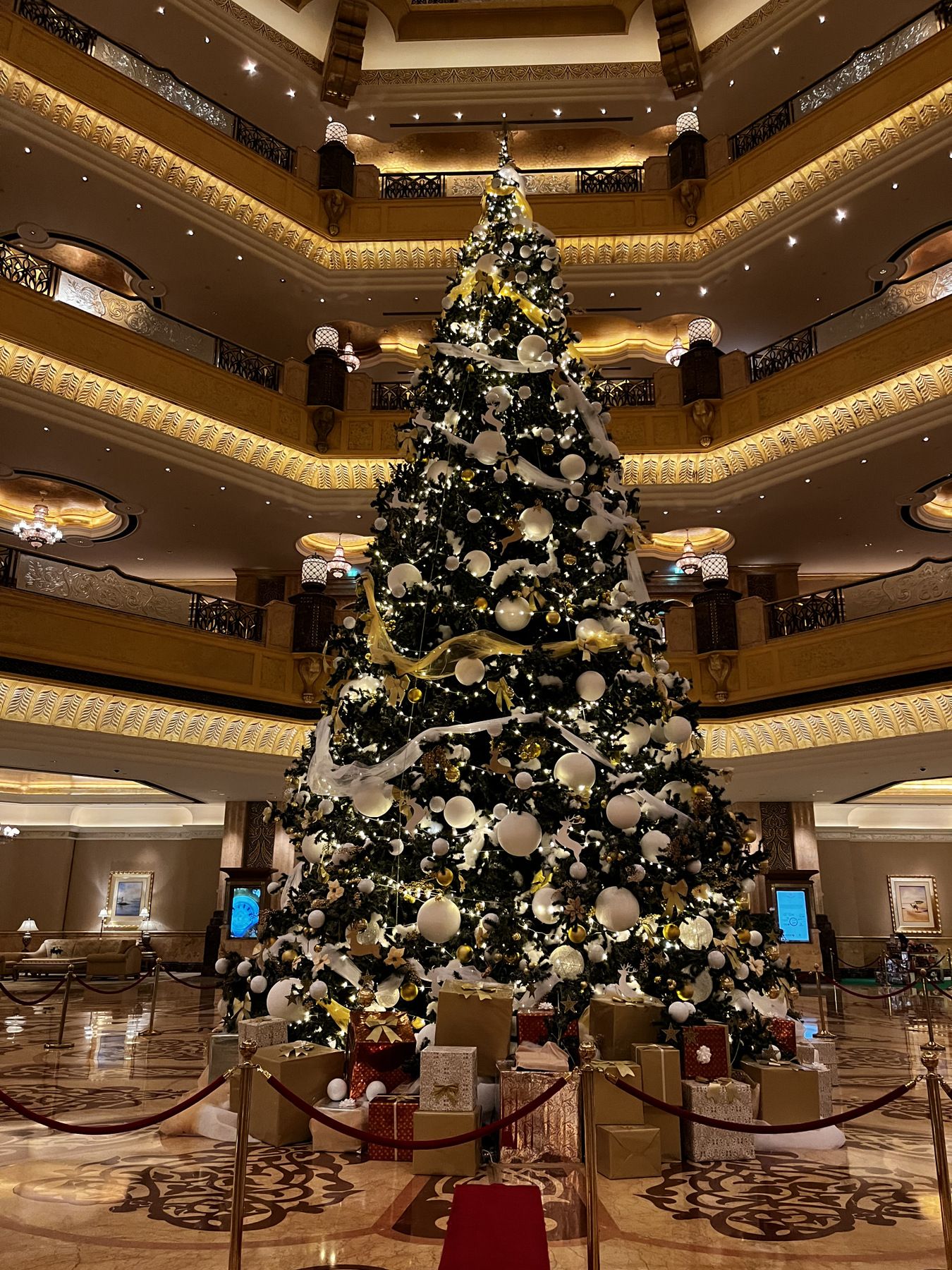 Лувр, акулы, бэтмен и восточная роскошь в Абу-Даби