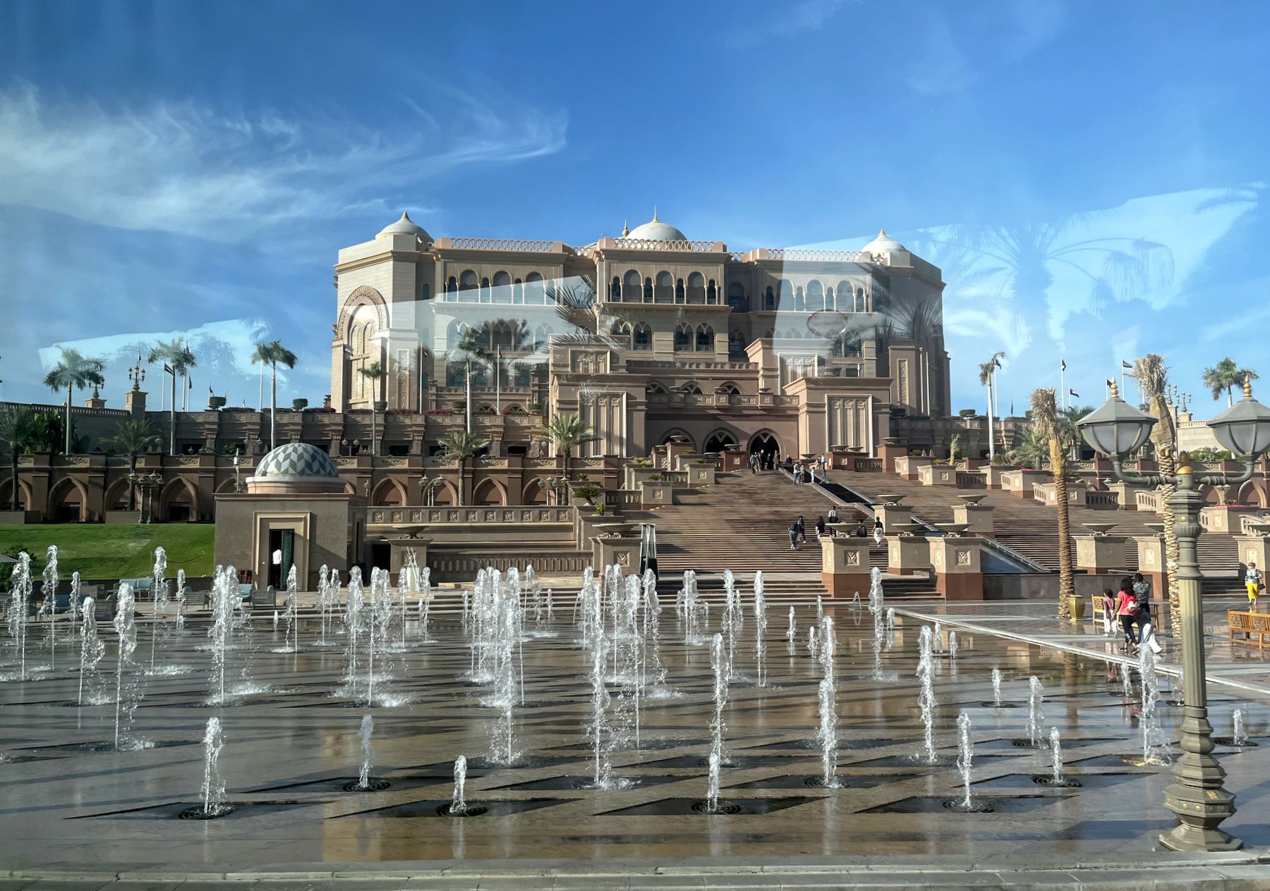 Лувр, акулы, бэтмен и восточная роскошь в Абу-Даби