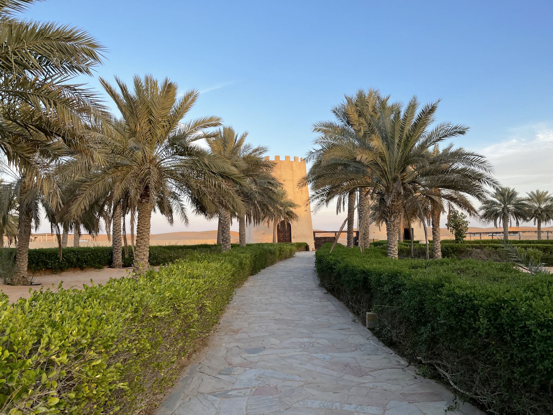 Лувр, акулы, бэтмен и восточная роскошь в Абу-Даби