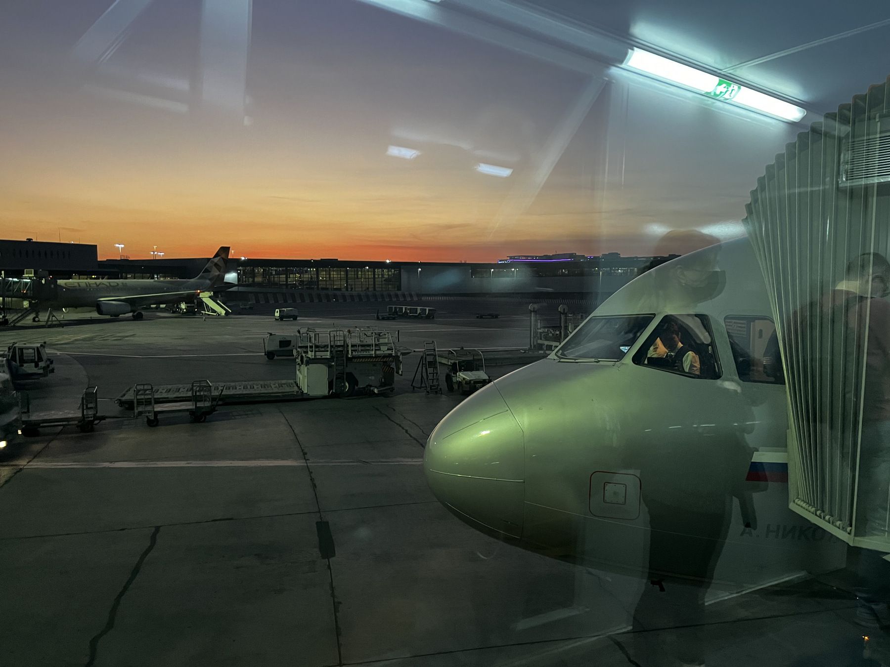 Лувр, акулы, бэтмен и восточная роскошь в Абу-Даби