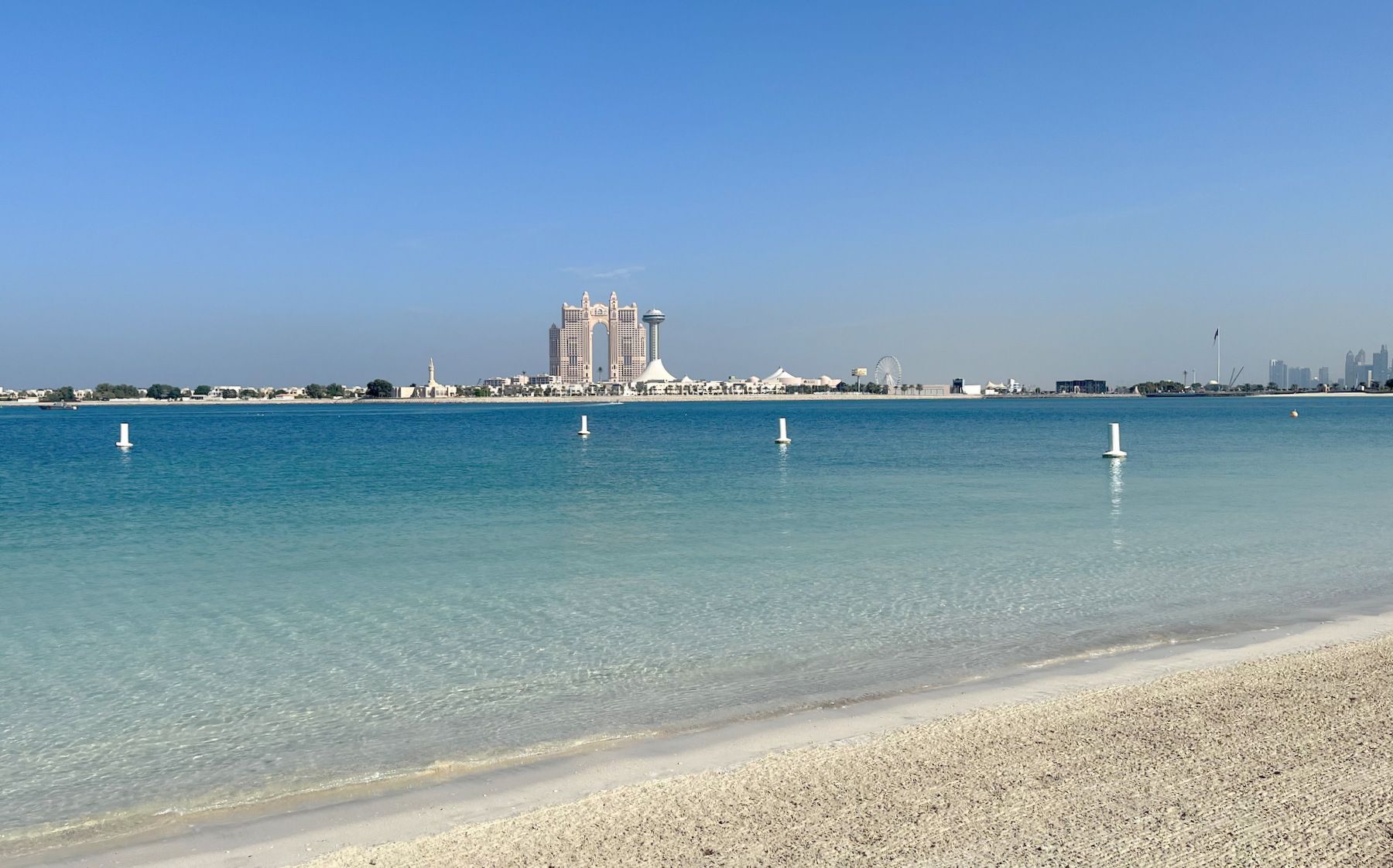 Лувр, акулы, бэтмен и восточная роскошь в Абу-Даби