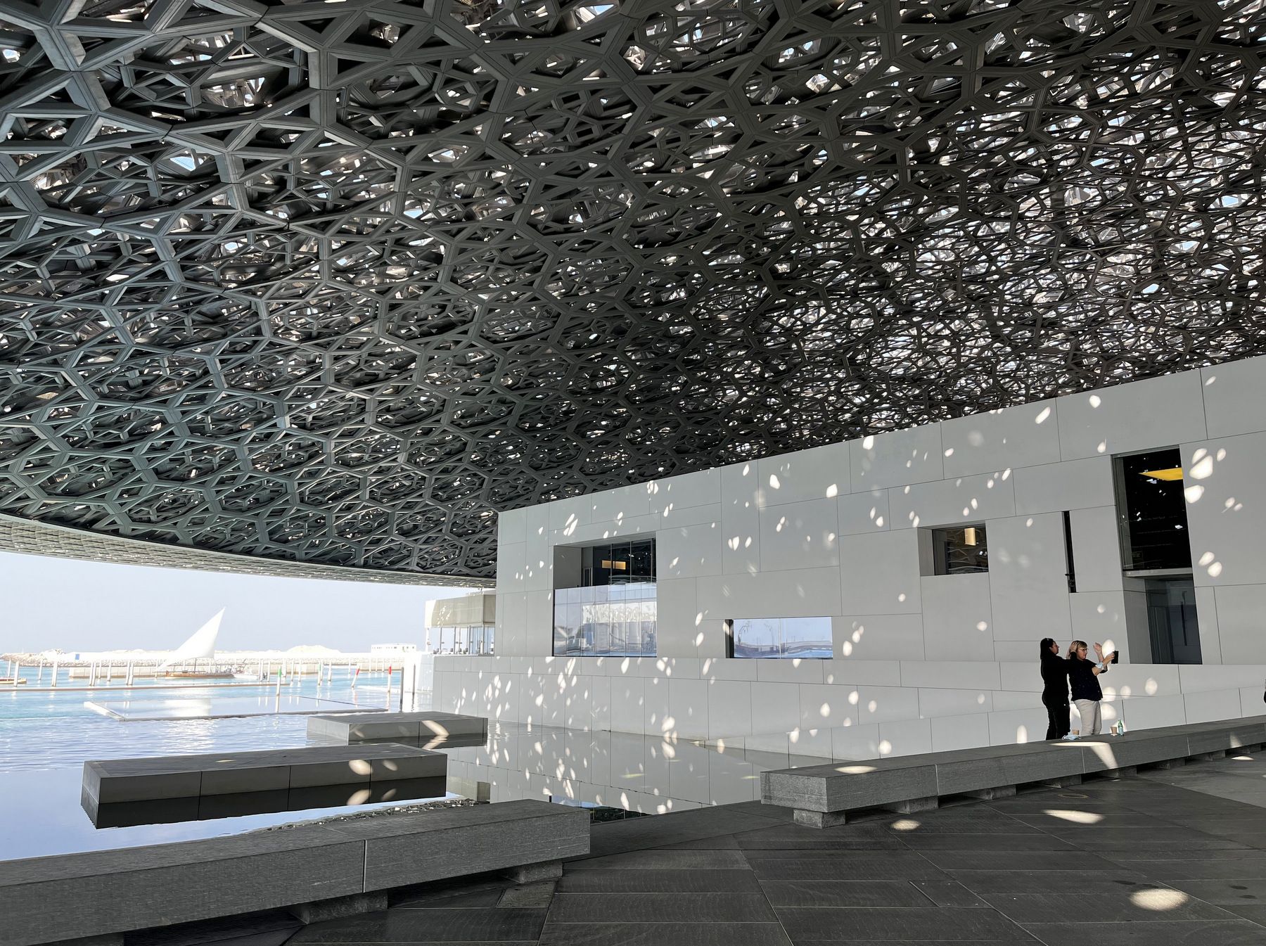 Лувр, акулы, бэтмен и восточная роскошь в Абу-Даби