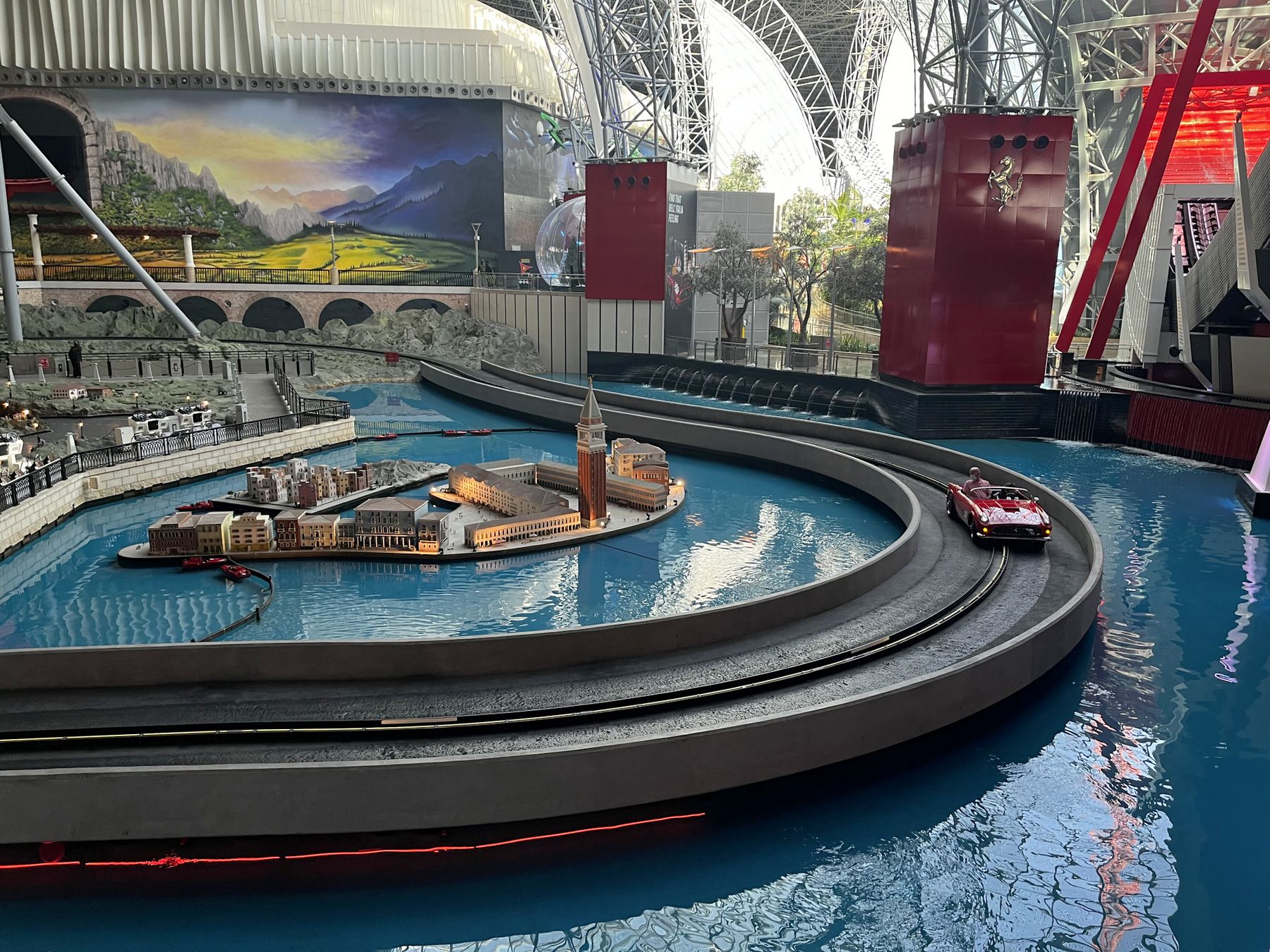 Лувр, акулы, бэтмен и восточная роскошь в Абу-Даби